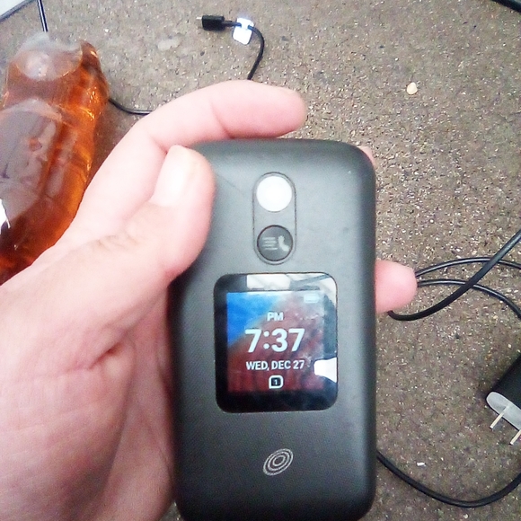 T4O8DL is the model trac phone flip phone compatible with SafeLink wireless - Picture 2 of 4